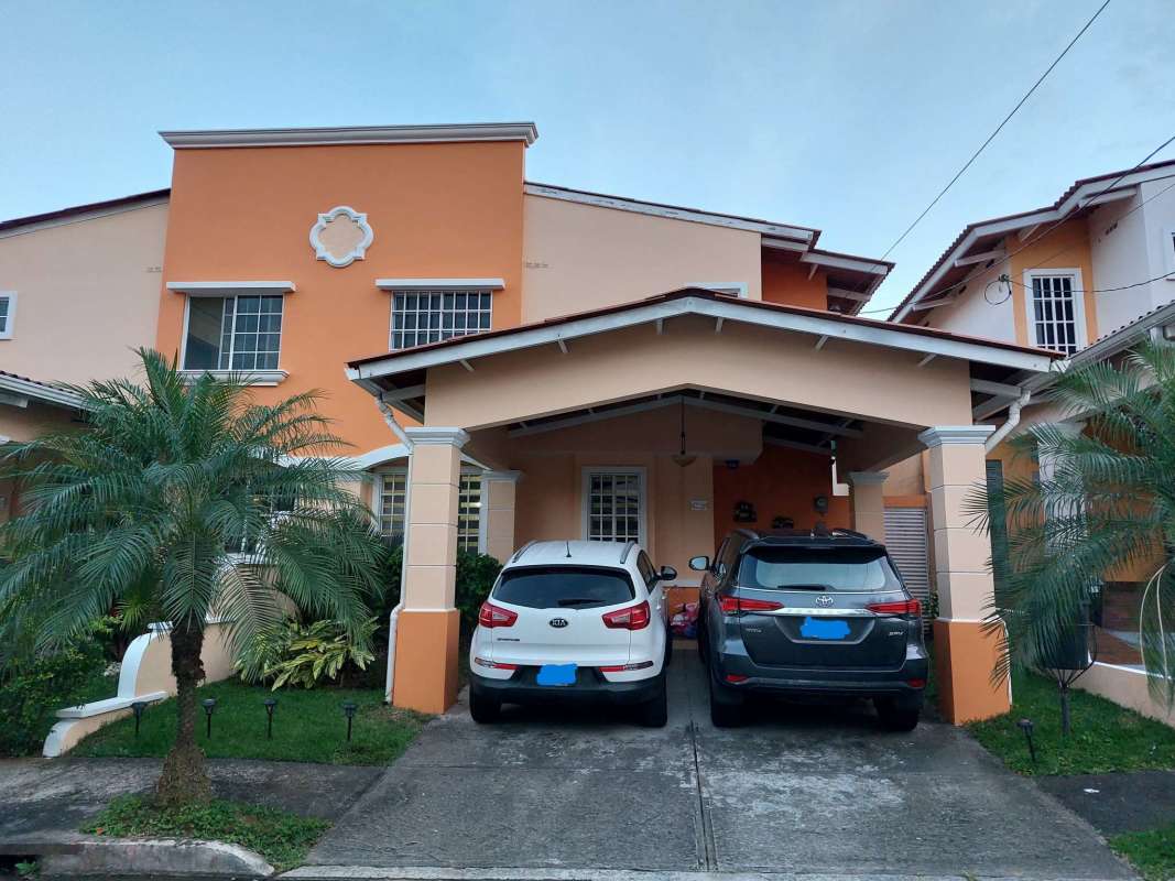 Bright second bedroom with wardrobe Villa Lucre house for sale