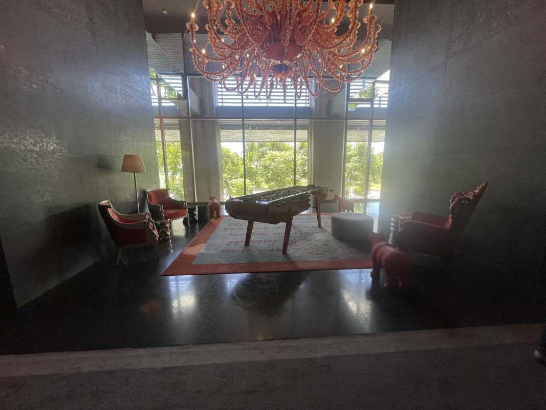 Modern bathroom double sinks, glass shower enclosure PH Yoo Panama Avenida Balboa