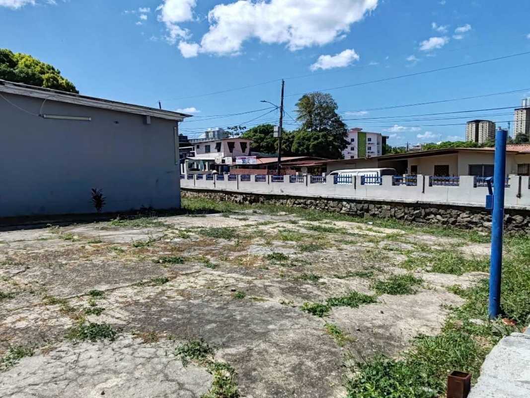 Large backyard space and adjacent lot at commercial property in Betania suitable for expansion or storage