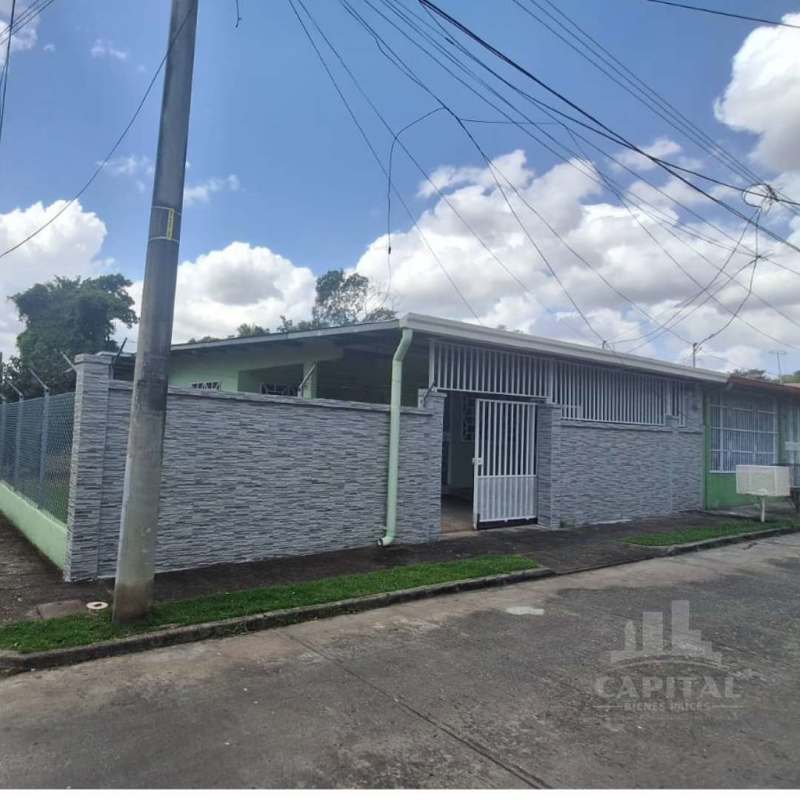 Empty bedroom with tiled floor, window with curtains in house for sale Juan Díaz Panama