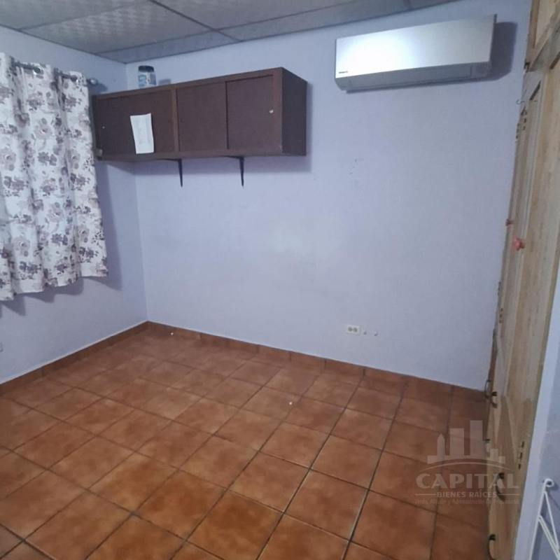 Kitchen with granite countertop and wood cabinets in Juan Díaz corner house for sale