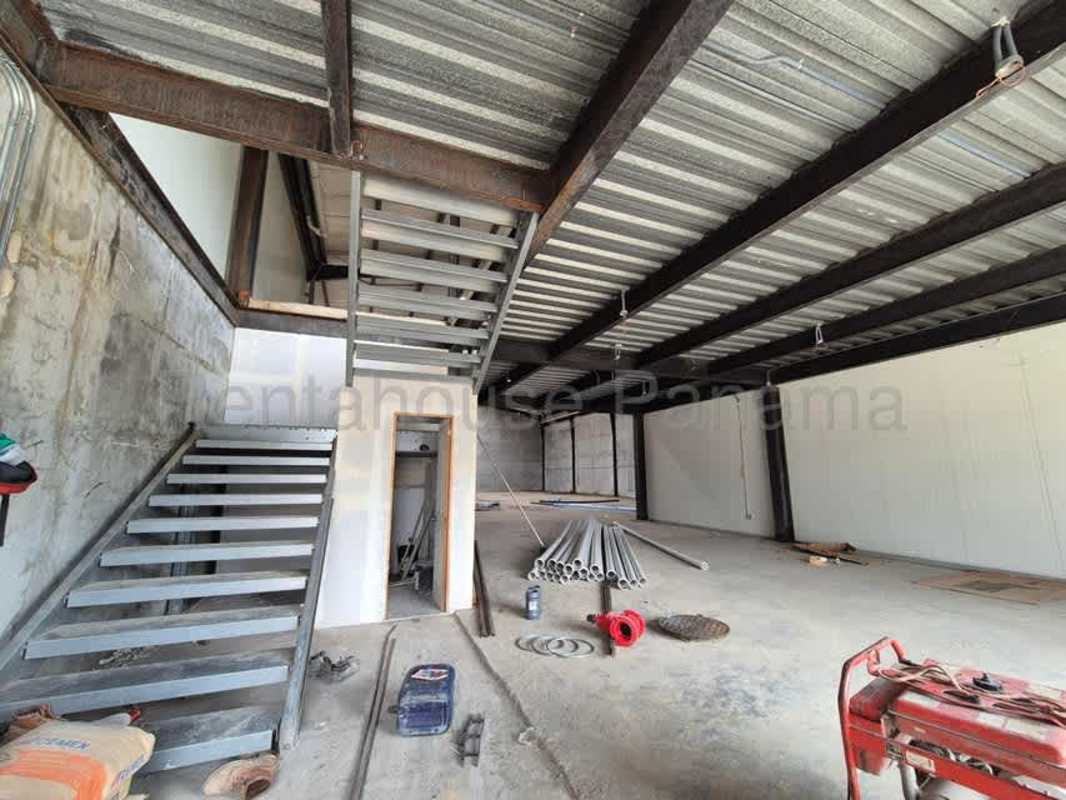 Spacious warehouse interior with high ceilings, exposed steel beams and concrete floor in Rufina Alfaro Panama