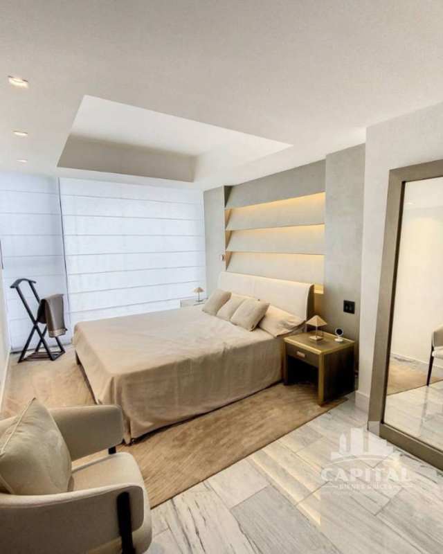 Balcony with glass railing and city skyline view in Marbella Tower Panama