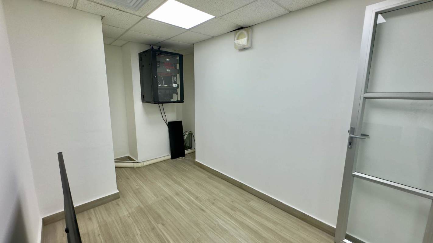 Dedicated server room with rack and drop ceiling in BICSA Financial Center Panama office