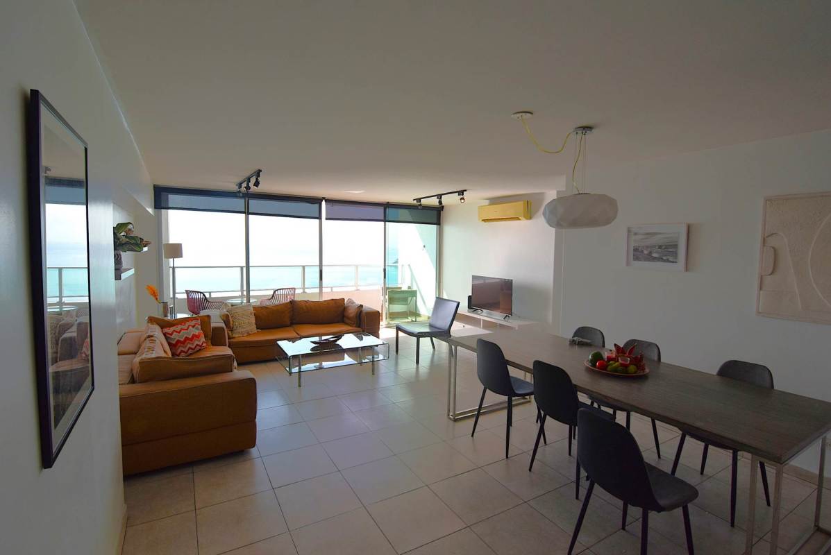 Spacious kitchen with granite countertops and wood cabinets PH Terrawind Panama City