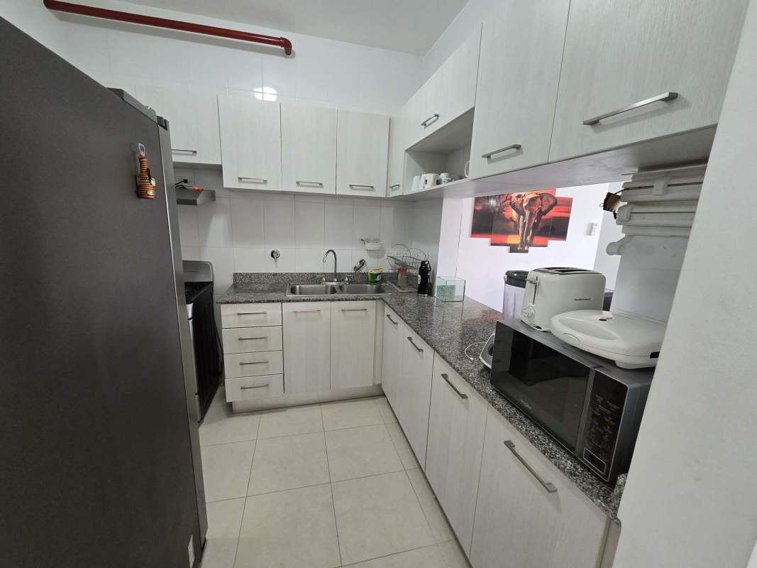 Modern kitchen in PH Sabana Tower Carrasquilla with granite countertops and appliances