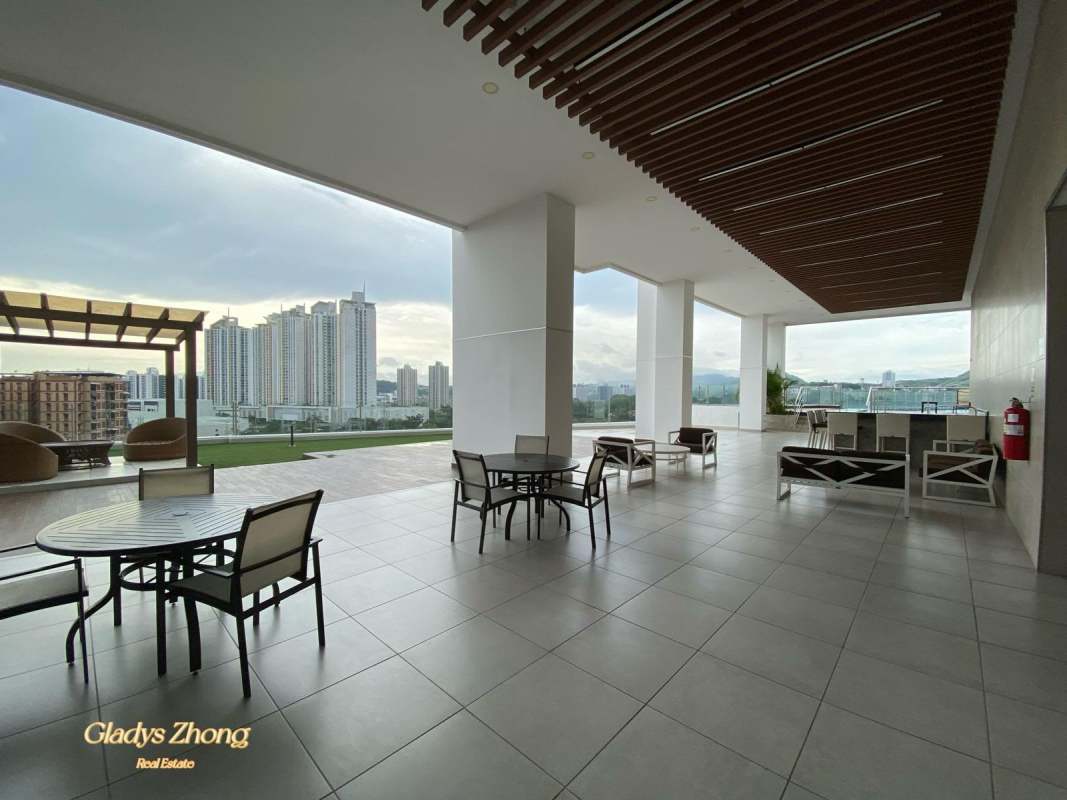 Bathroom with walk-in shower and vanity PH Sky Point apartment Panama