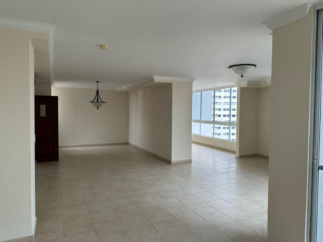Large bedroom with closet and private bathroom PH El Cangrejo for sale Panama City