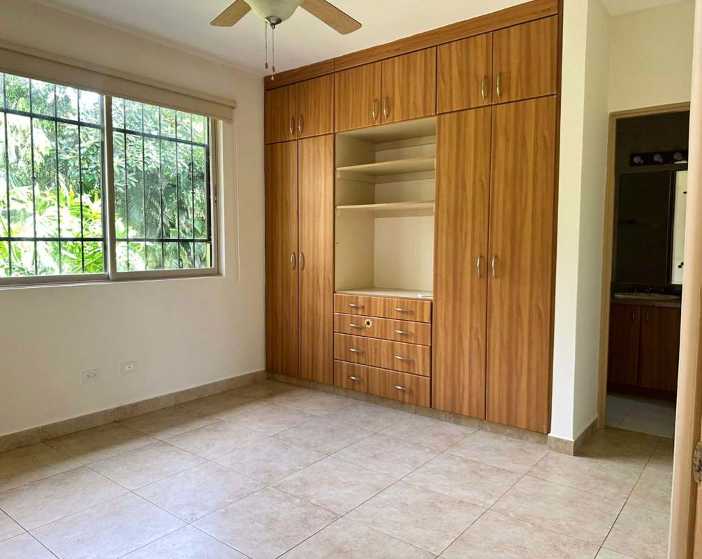 Staircase landing with windows and built-in cabinets in house rent Panama Clayton
