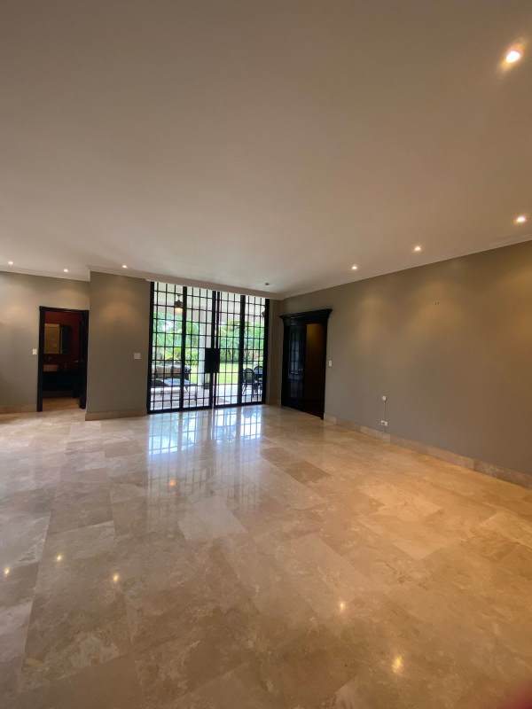 Elegant covered terrace with outdoor seating and lush tropical backyard in Residencial Antigua Panama