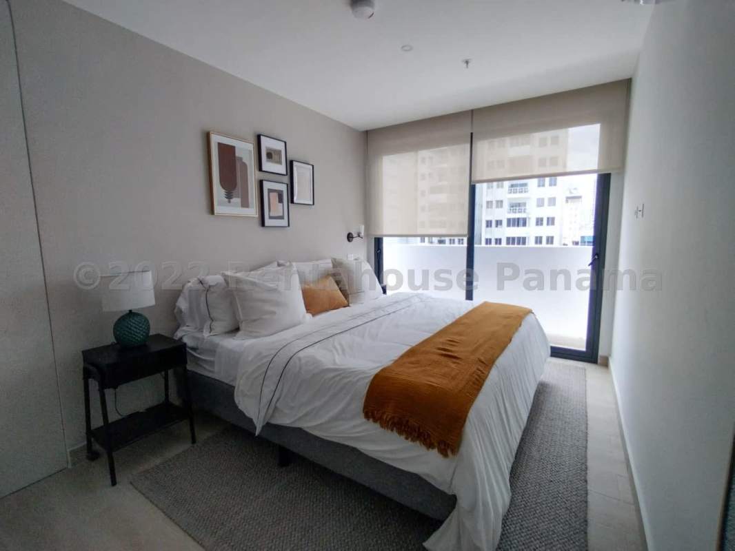 Infinity rooftop pool overlooking city skyline at PH San Francisco Moderno Panama