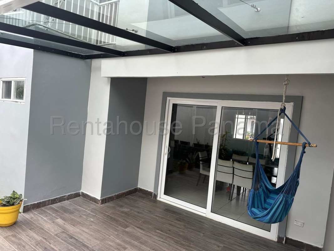 Spacious bedroom with closet and windows in PH Victoria Brisas del Golf Panama City