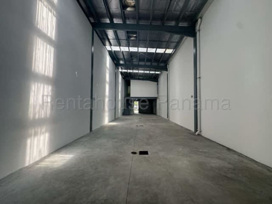 Spacious commercial warehouse with industrial lighting in Parque Lefevre Panama