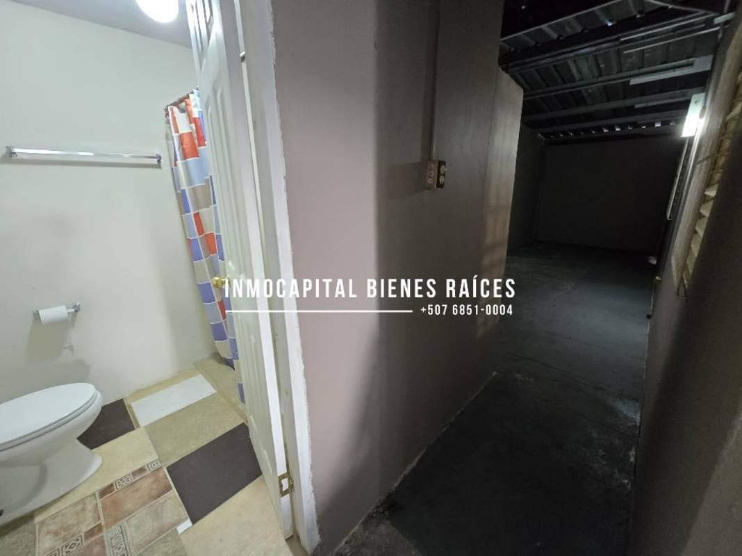 Bathroom with beige tiles, glass block window and shower Don Bosco Panama