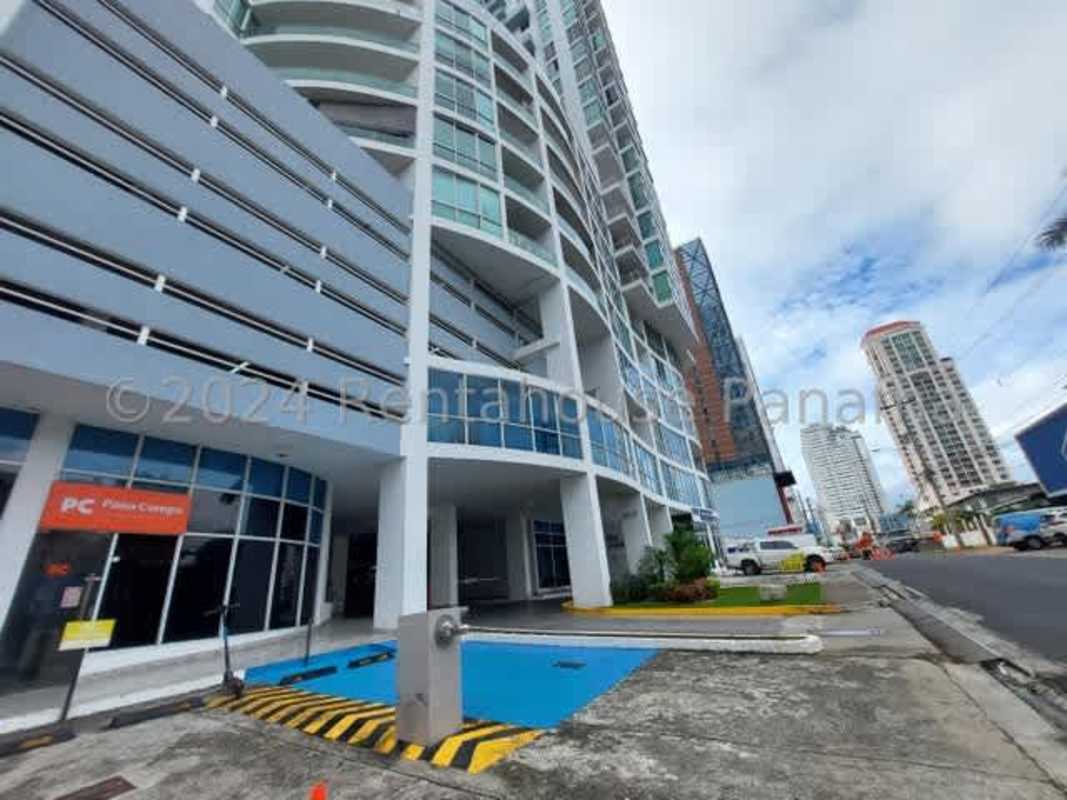 Spacious living room with wood-look flooring, recessed lighting, PH The Cosmopolitan San Francisco Panama