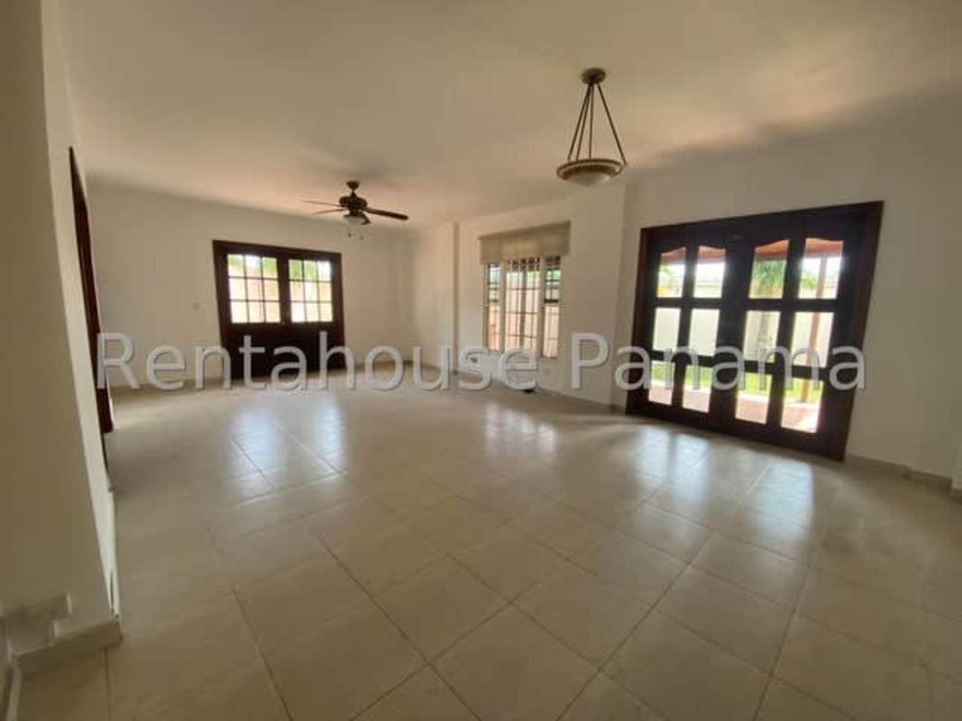 Spacious 3BR House PH Villa Valencia Costa Sur
