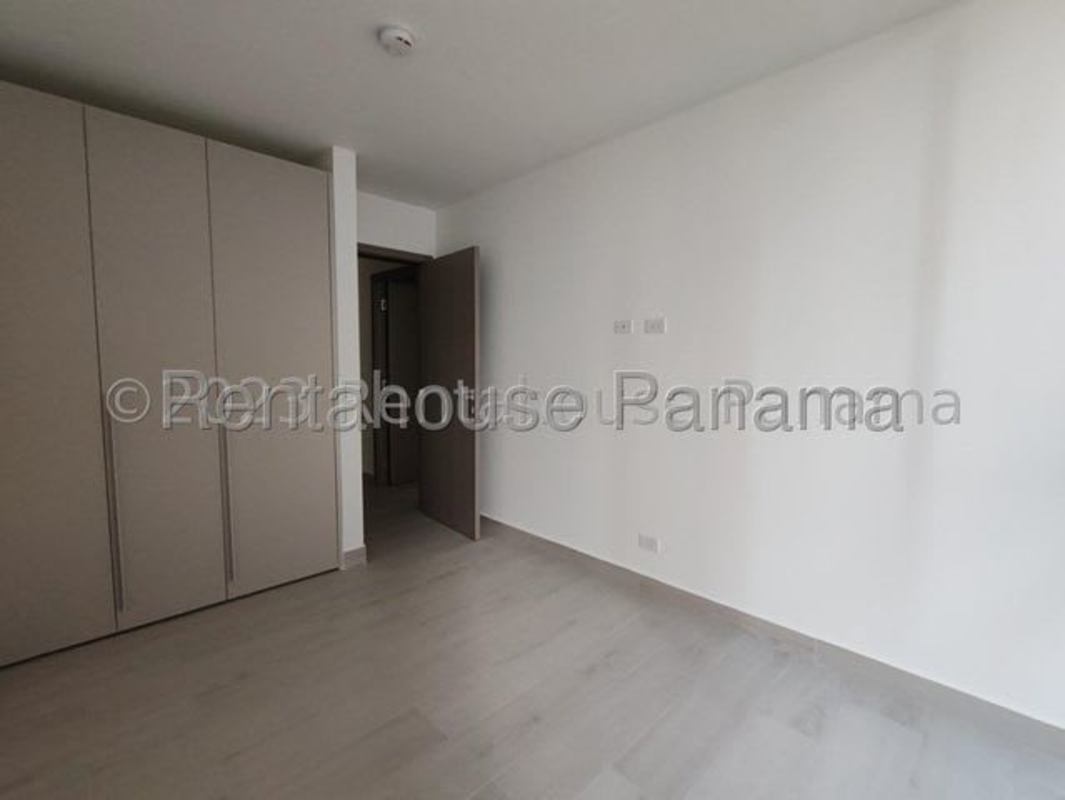 Empty bedroom space with built-in wardrobe and tile floor in PH Urbana Obarrio Panama City