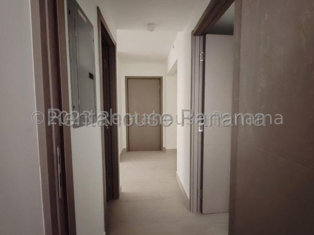 Closet with built-in shelves connected to modern bathroom PH Urbana Obarrio Panama City