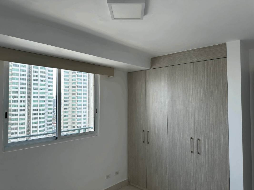 Exterior of Belview Tower 400 high-rise in Edison Park Panama City