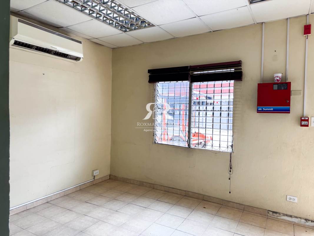 Interior warehouse spacious area high metal ceiling concrete floor in Panama for rent