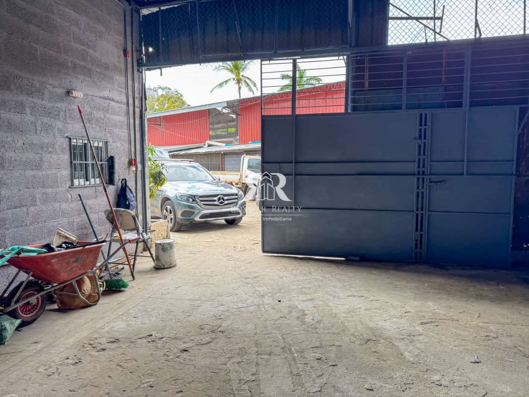 Large garage area high ceiling metal gate concrete floor commercial warehouse Panama