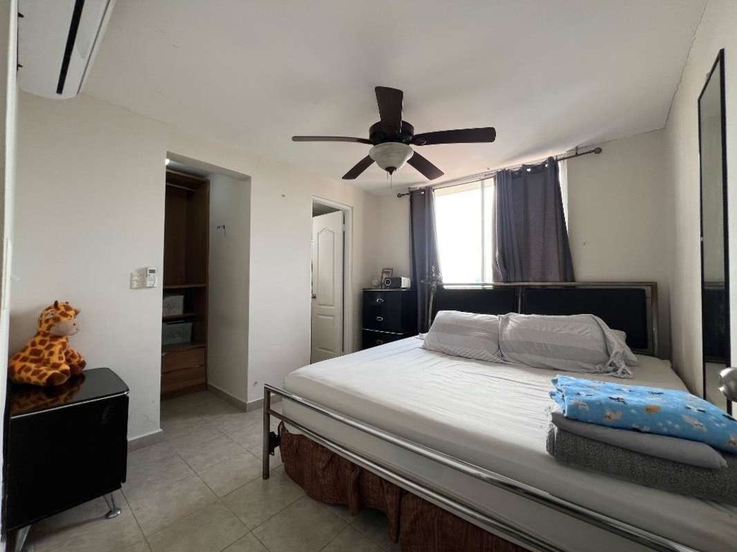 Bedroom split AC ceiling fan closet PH El Marquez Obarrio Panama