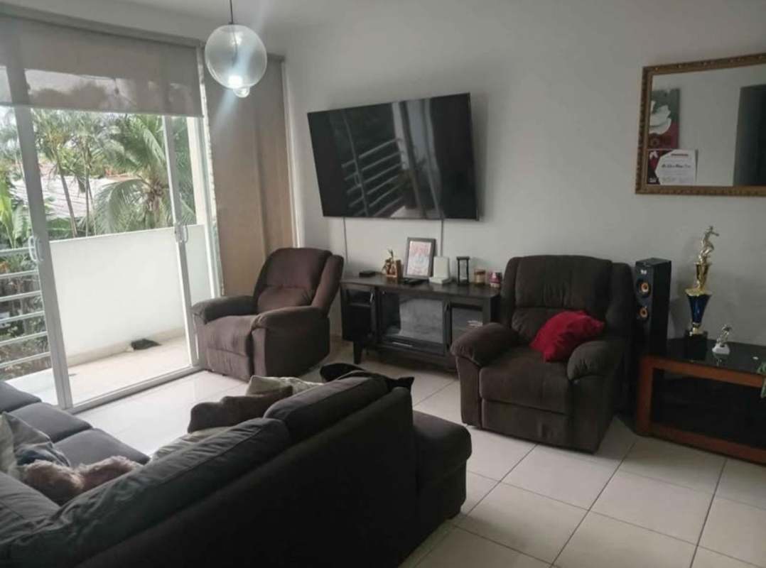 Glass dining table with 6 chairs and AC unit in PH Sabana Tower apartment Panama City