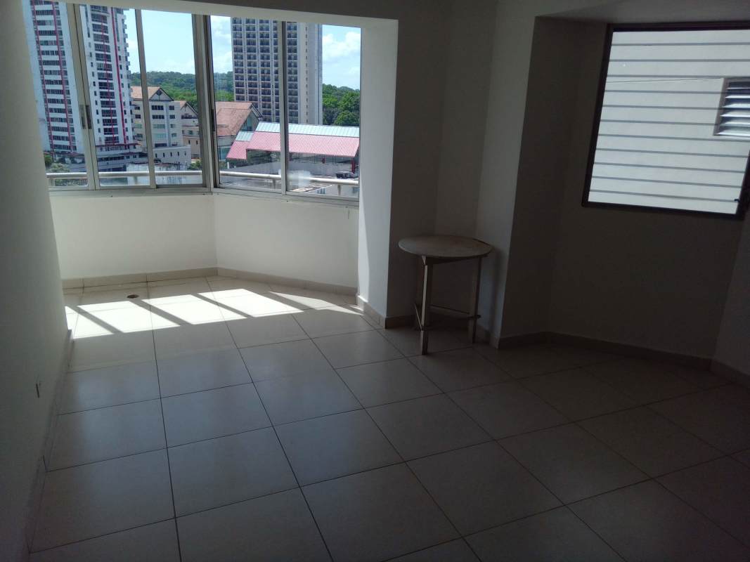 Minimalist bedroom with built-in closet and tile flooring in PH Park View I El Dorado Panama