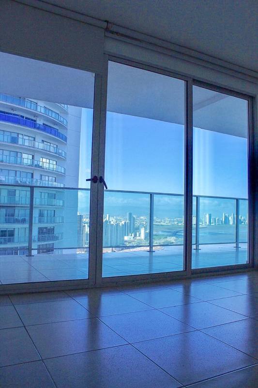 Second bedroom with floor-to-ceiling windows and balcony access at PH Oasis on the Bay Punta Pacífica