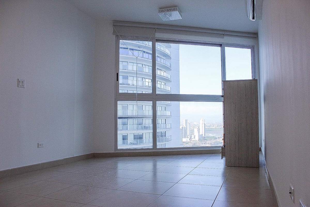 Spacious oceanview bedroom with floor-to-ceiling windows in PH Oasis on the Bay Punta Pacífica