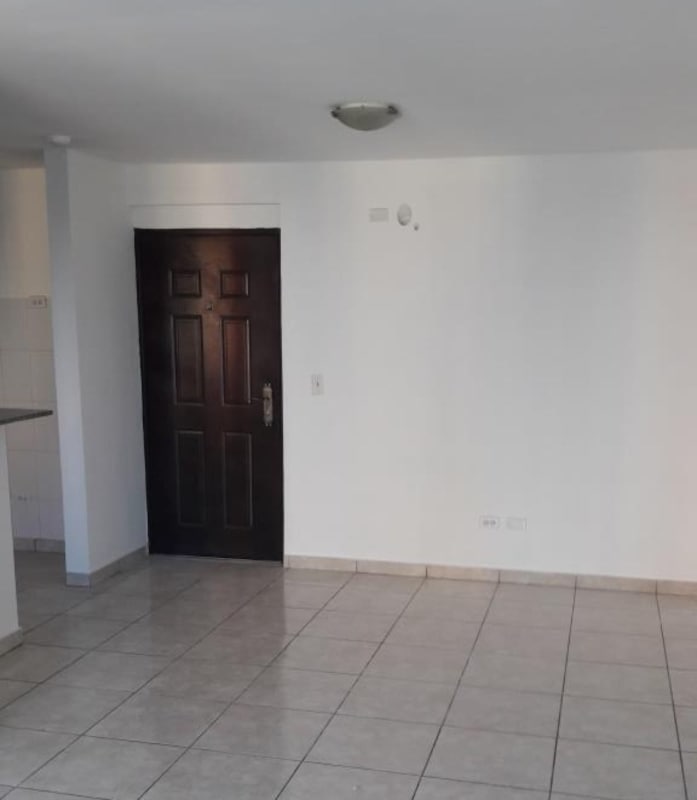 Minimalist bathroom with tiled walk-in shower in PH Sunshine by The Park Panama