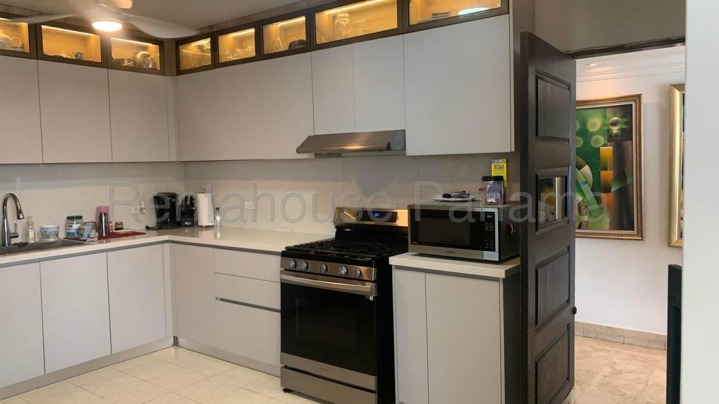 Children’s bedroom with large window overlooking city skyline PH Los Delfines Avenida Balboa Panama