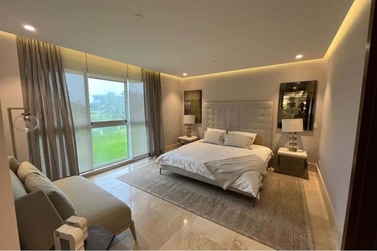 Bright master bedroom with golf views, floor-to-ceiling windows and luxury finishes in Santa María Panama