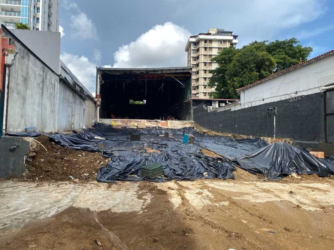 709m2 commercial redevelopment lot empty ready to build near Parque Omar Panama City