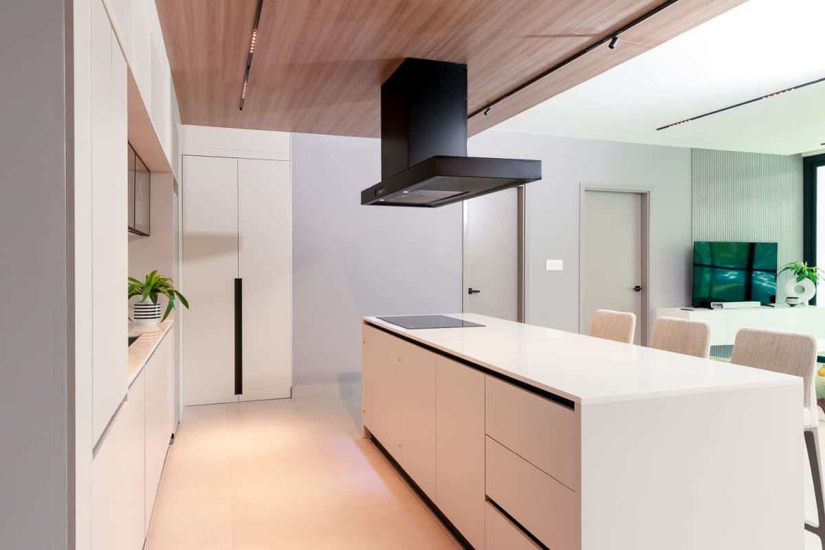 Minimalist white kitchen island cooktop pendant lights dining Roche Bobois design in PH Be. Bella Vista Panama City