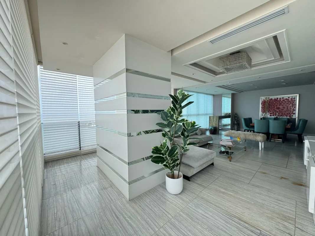 Granite countertop kitchen with breakfast bar in PH Rivage Tower Avenida Balboa Panama City