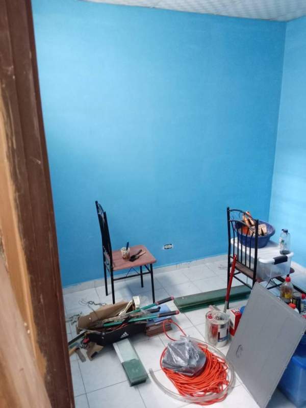 Bedroom or office with blue walls, under renovation with chairs and tools Villa de Lourdes Carrasquilla Panama
