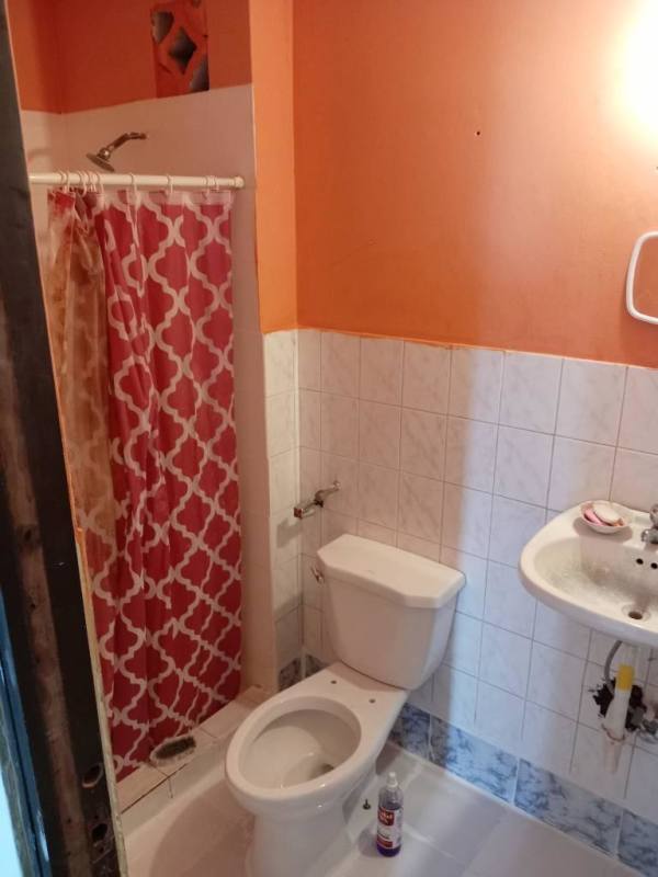 Bedroom with blue walls, single bed, built-in closet, en-suite bathroom, Villa de Lourdes Carrasquilla Panama City