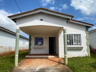 Two floor rental house with balcony and fenced yard in Panama Oeste