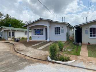 Foreclosure single-family house with red tiled roof available for rent in Arraiján La Chorrera Panama