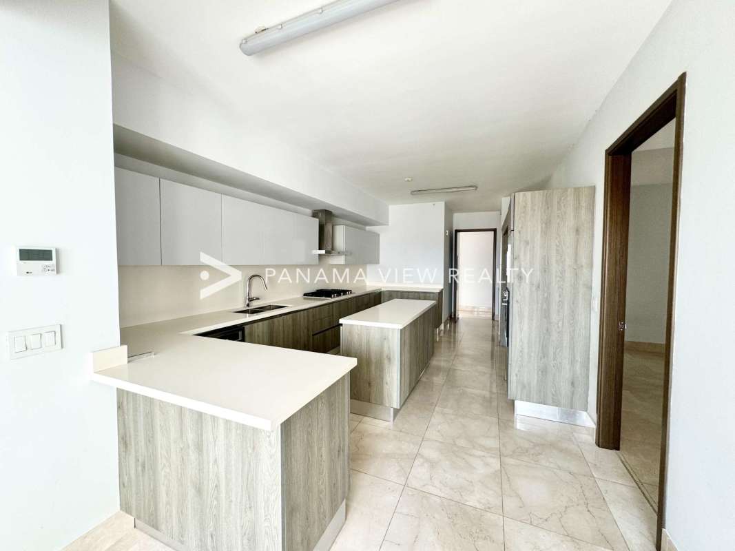 Spacious master bedroom ensuite walk-in closet panoramic golf view PH GreenGarden Panama