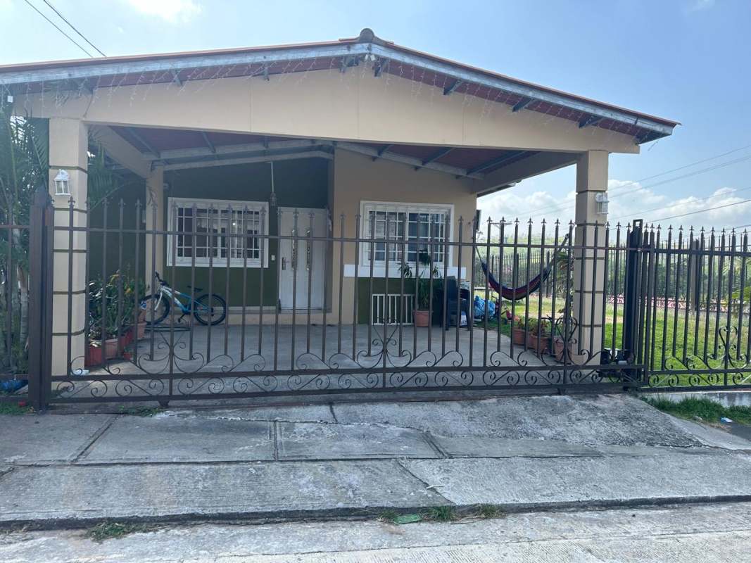 Single-story house with gated carport and garden in Praderas del Norte Tocumen Panama