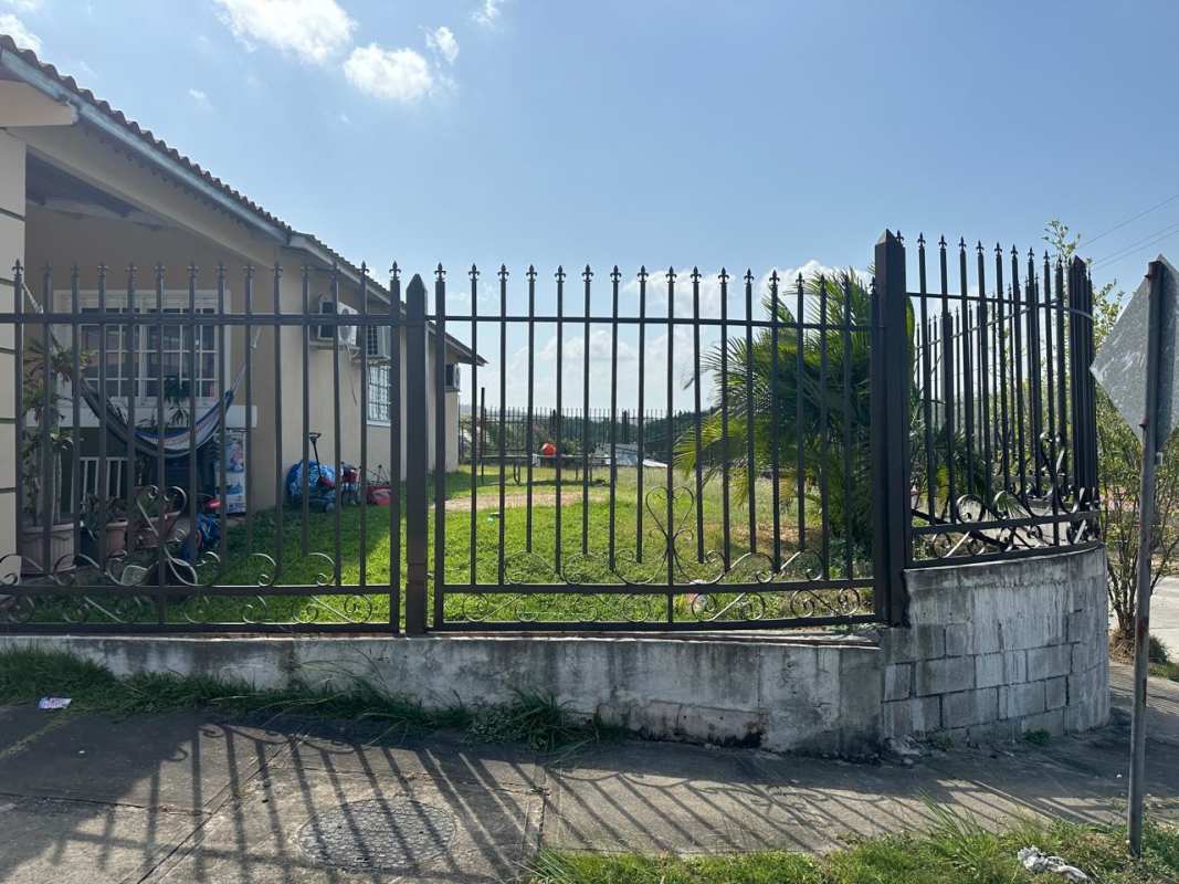 Side fence yard with garden space in Praderas del Norte Panama City