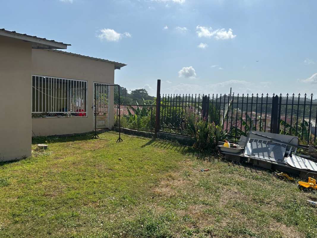 Front porch and garden area with security gate Praderas del Norte Panama