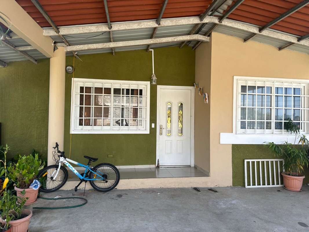 Spacious fenced backyard ideal for children and pets at Praderas del Norte Panama