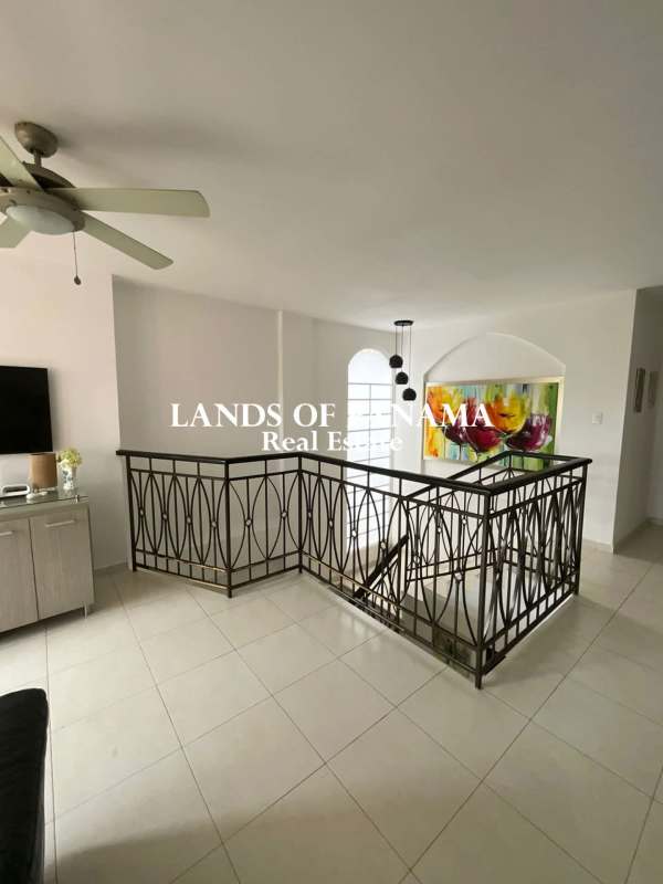 Large master bedroom with en-suite bath and walk-in closet Villa Valencia Panama