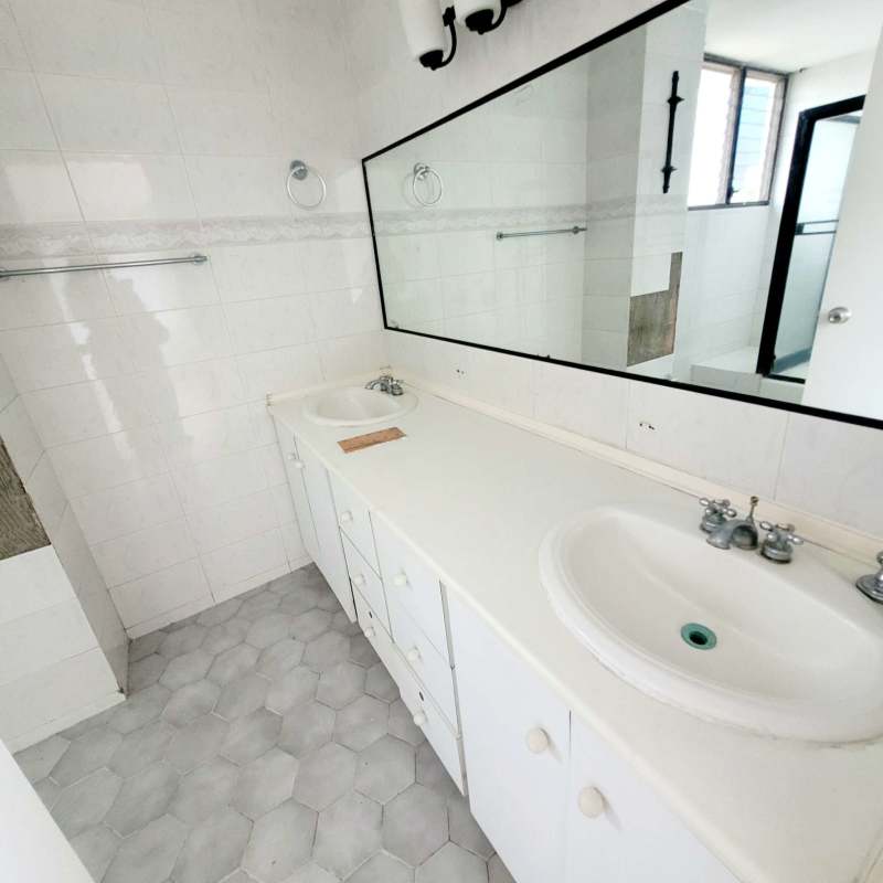 Bathroom with glass enclosure, modern fixtures, tile walls PH Marbella Tower Panama City