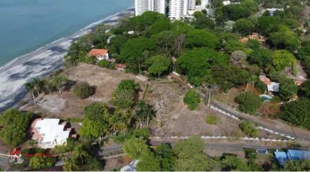 Vacant coastal lot with tropical foliage and direct beach access Nueva Gorgona