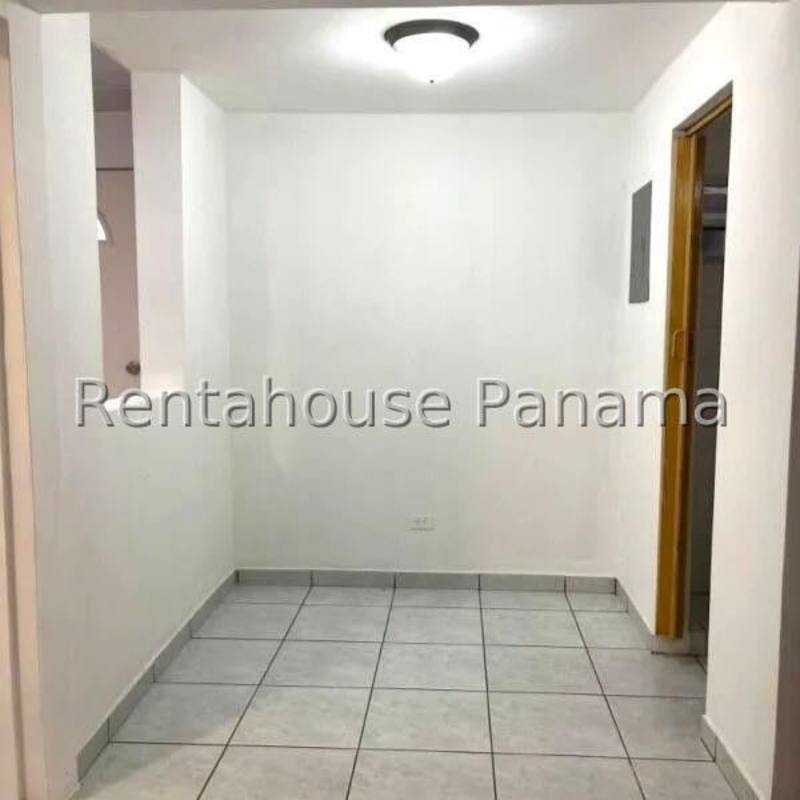 Minimalist entrance hall with tiled floor, white walls in a house for sale at Condado del Rey Panama
