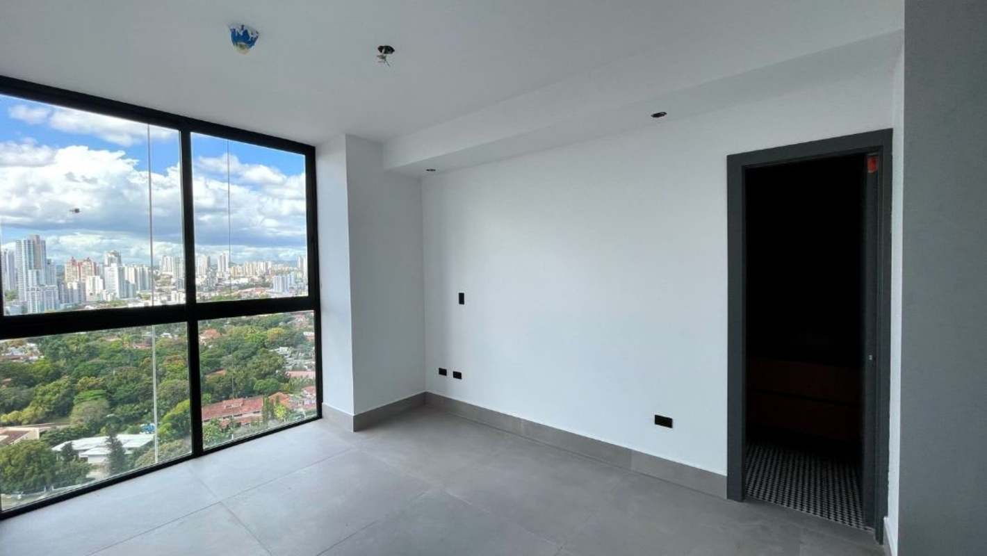 Bright bedroom with large window offering city skyline views in PH Victory Sport Coco del Mar Panama